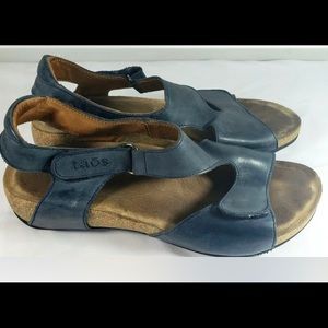 Taos navy sandal